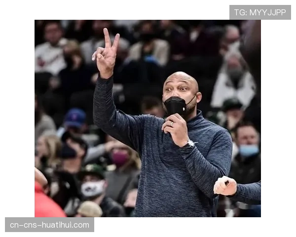 镜头捕捉:场边教练通过耳麦紧急提醒后卫注意对手即将发动的快速反击